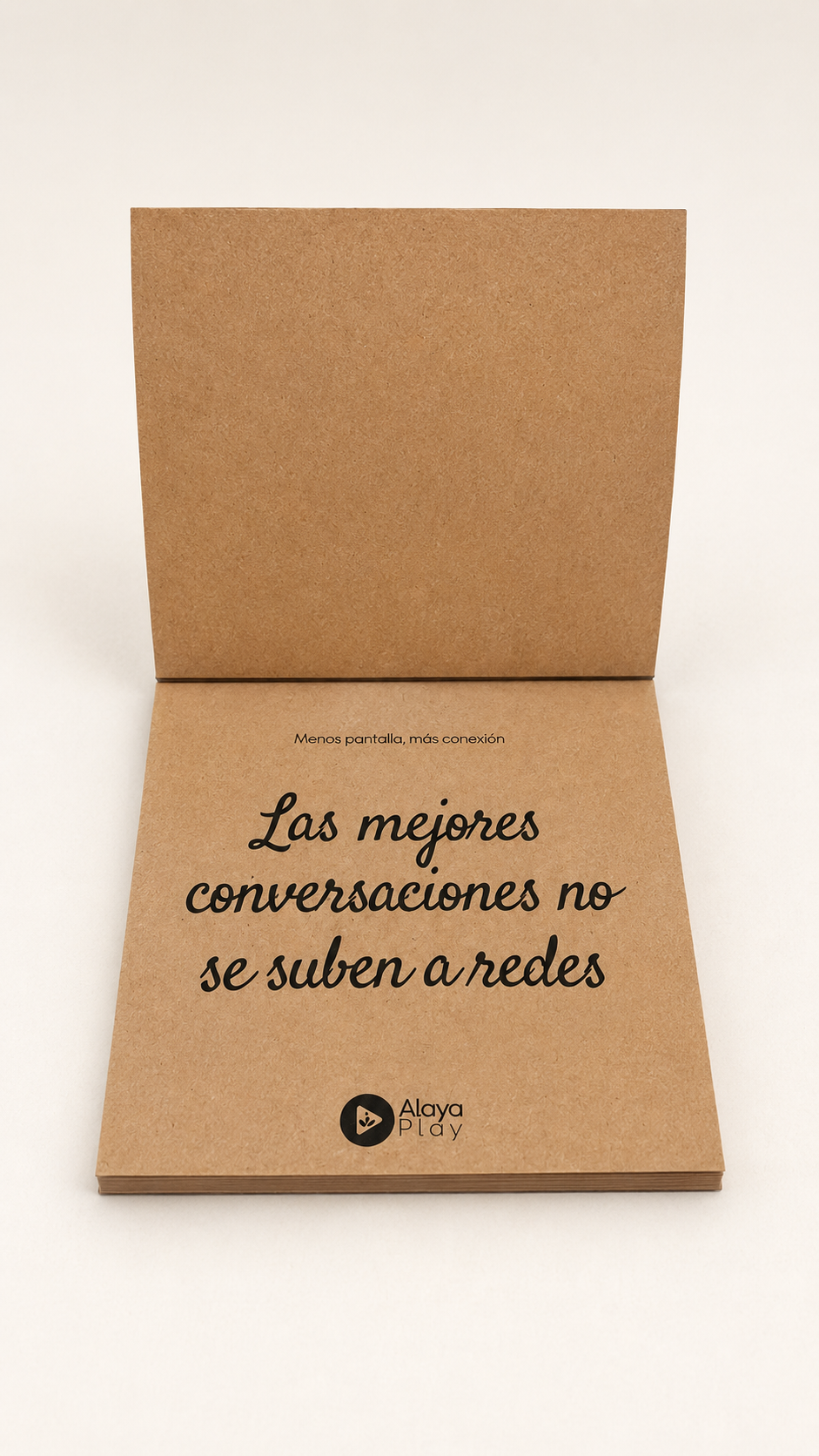 Detalle de los posavasos desechables Alaya Play